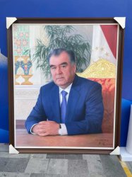 唐三超为塔吉克斯坦总统创作的油画肖像被其国家博物馆永久收藏