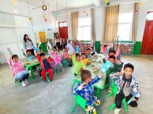 汉中市西乡县：22年前的学生委托老师给家乡学校献爱心