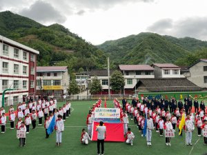 汉中市宁强县太阳岭镇九年制学校举行春季运动会