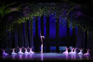 新版杂技芭蕾剧《天鹅湖》亮相北京获观众好评