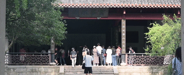 1129903127_16966792669921n.gif