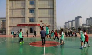 μ���л������׽���Сѧ�������˶��ῪĻ